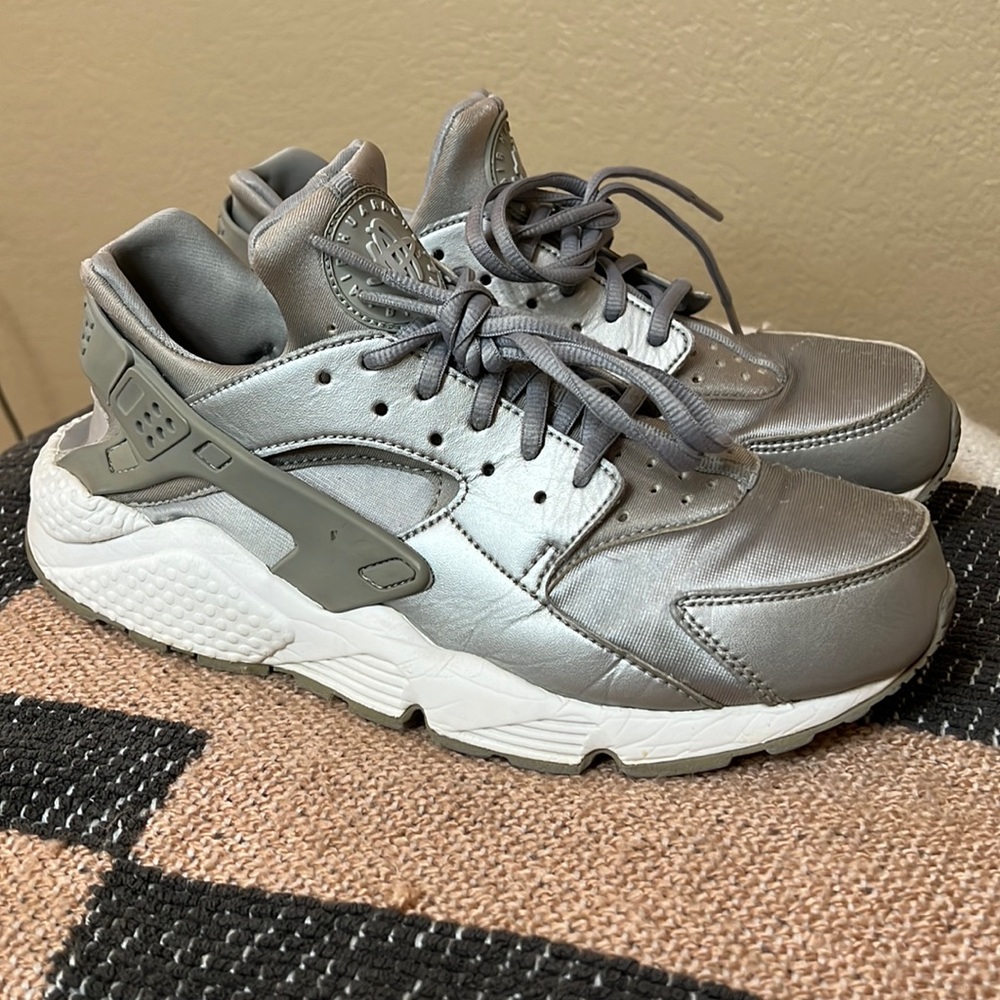 Women’s Nike Huaraches Silver Metallic